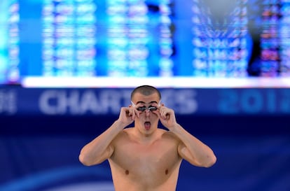 El h&uacute;ngaro Laszlo Cseh se ajusta las gafas en el Europeo de piscina corta que se disputa en Chartres, Francia.