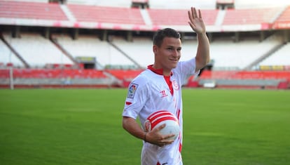 El delantero, en su presentación con el Sevilla. Procedente del PSG, llega a la capital andaluza por 10 millones de euros. A sus 26 años, Gameiro es internacional con Francia, con la que debutó en 2010.