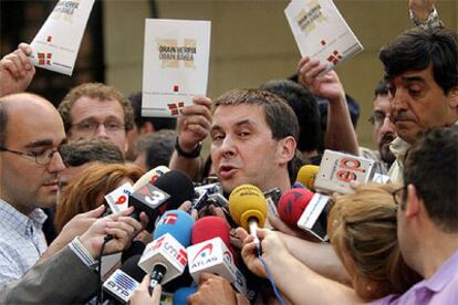 Arnaldo Otegi, durante su declaración a los medios tras serle comunicado su procesamiento en la Audiencia Nacional.