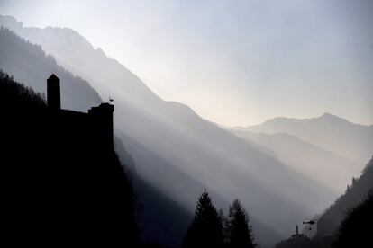 Un helicóptero del ejército suizo descarga agua sobre un incendio forestal declarado en Mesocco (Suiza).