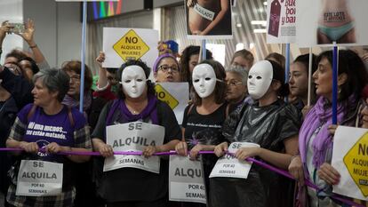 Manifertacion contra la práctica de los vientres de alquiler.