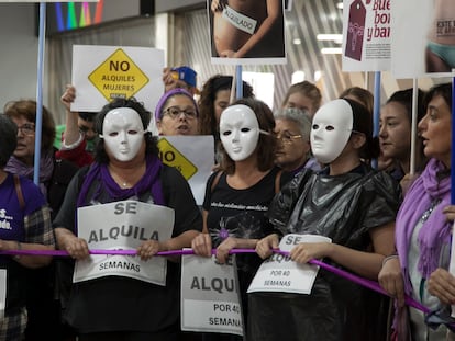 Manifertacion contra la práctica de los vientres de alquiler.