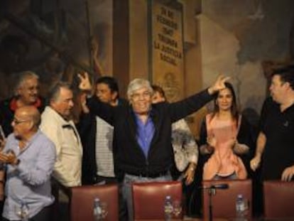 Hugo Moyano (c), cabeza del poderoso sindicato de camioneros, saluda a sus seguidores, este jueves 10 de abril de 2014, en Buenos Aires (Argentina).