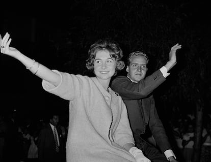 La entonces princesa Sofía de Grecia junto con Juan Carlos de España cuando anunciaron su compromiso. La imagen fue tomada en Atenas.