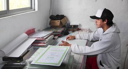 El hijo mayor de Anita también se ocupa de ayudar a sus hermanos con las tareas desde el escritorio que ha improvisado en su habitación.