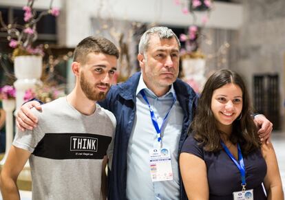 Vasili Ivanchuk, en el centro, posa con dos admiradores tras eliminar a Krámnik