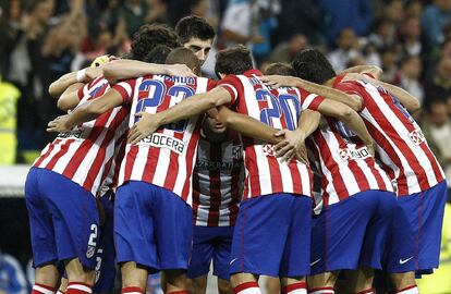 Los jugadores del Atlético reunidos en la 'piña' previa al partido
