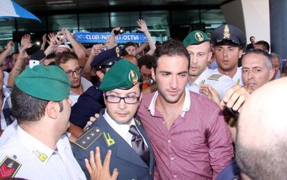 Higuaín, a su llegada a Italia para firmar por el Nápoles.