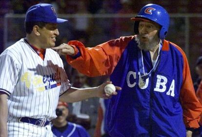 Castro y Chávez, durante un partido de béisbol en Venezuela en 2000.