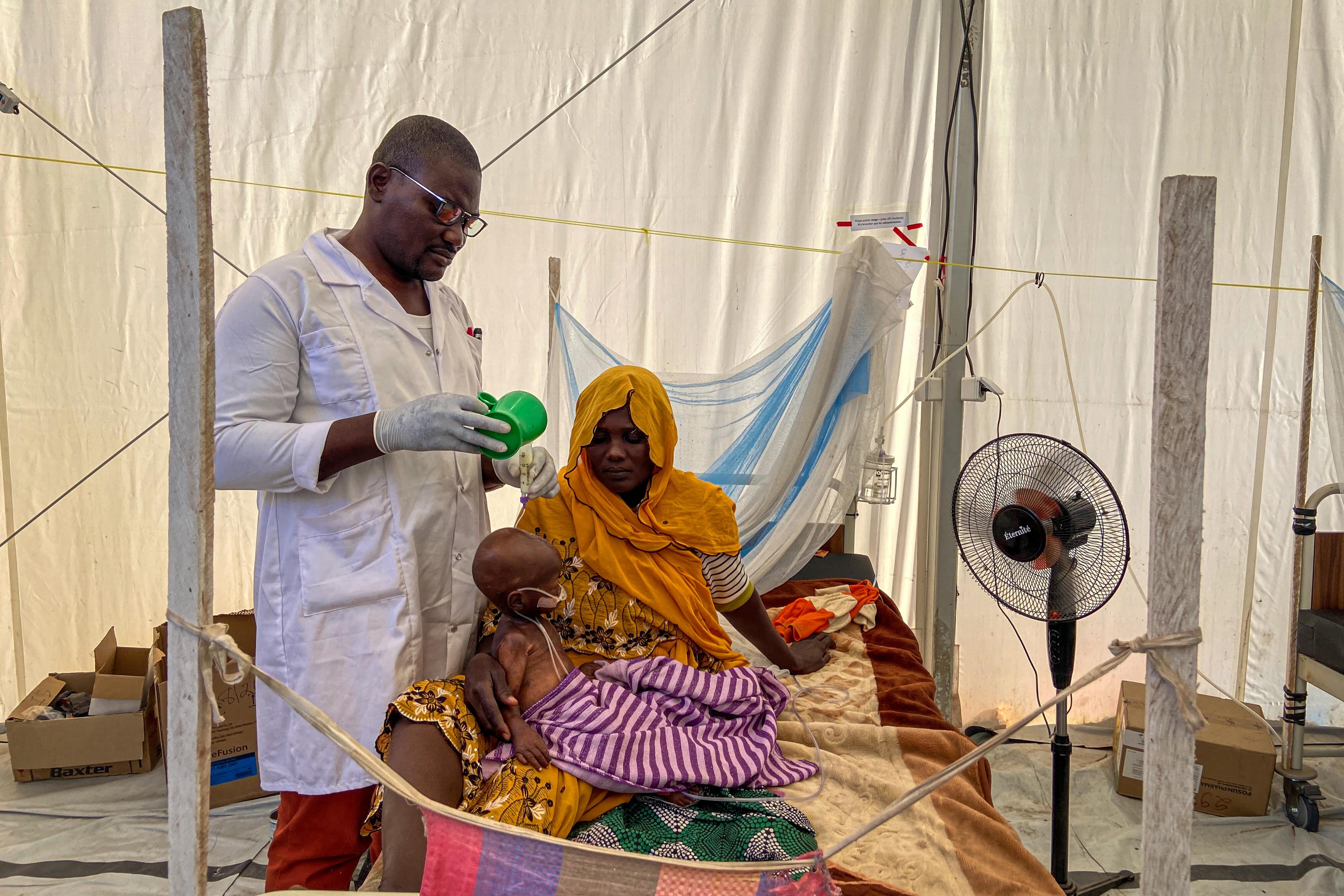 El resultado del déficit de financiación se hace dolorosamente patente en el hospital para niños desnutridos que la organización humanitaria Médicos Sin Fronteras (MSF) ha instalado en las afueras de Adré (Chad). En la unidad de cuidados intensivos, se alimenta por sonda a los pequeños en estado crítico. También presentan otros síntomas, como manchas de pigmentación y pelo casi gris.