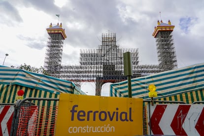 Trabajadores montando la Feria de abril 2023 en Sevilla, Andalucía.