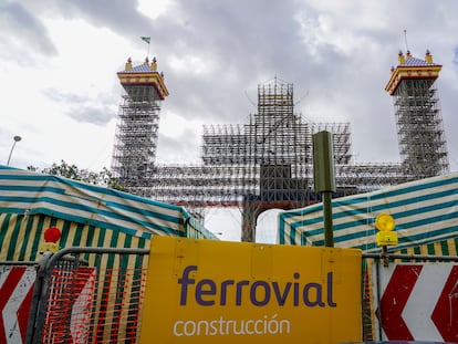 Trabajadores montando la Feria de abril 2023 en Sevilla, Andalucía.