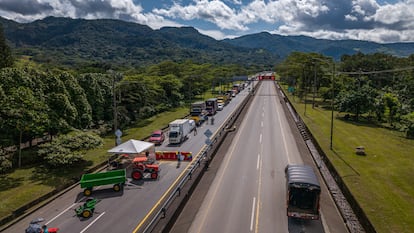 Bloqueo por el paro arrocero en la vía Villavicencio-Bogotá, en Villavicencio, (Meta), el 18 de Julio del 2025.