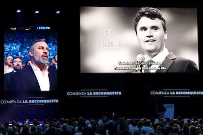 El líder de Vox, Santiago Abascal, contempla un vídeo de homanaje a Charlie Kirk durante el mitin del grupo Patriots en el Palacio Vistalegre de Madrid.