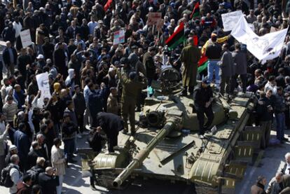 Miles de personas que intentan salir de Libia colapsan el paso fronterizo de Ras el Ajdir, en la frontera con Túnez.