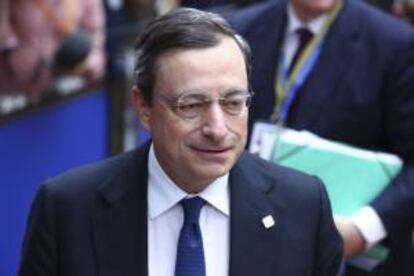 El presidente del Banco Central Europeo, Mario Draghi, a su llegada a la segunda jornada de la cumbre de jefes de Estado y de Gobierno de la Unión Europea en Bruselas, Bélgica. EFE/Archivo