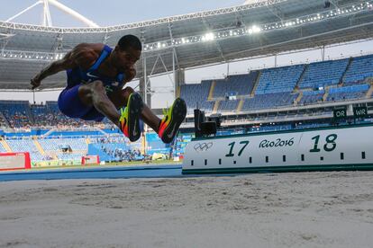 El estadounidense Christian Taylor compite en la final de tripe salto.