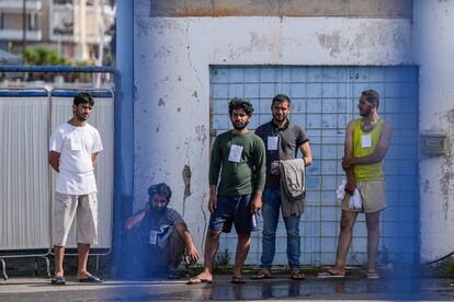 Varios supervivientes del naufragio en una nave del puerto de la ciudad de Kalamata, este jueves 15 de junio.