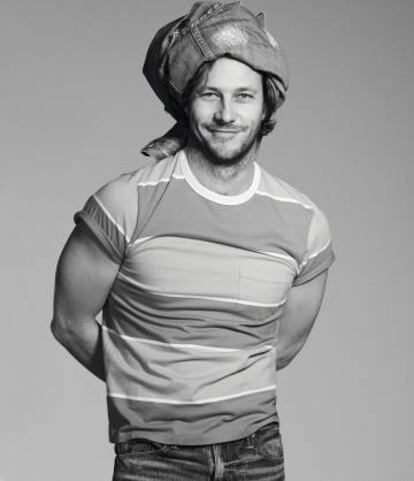 Luke Bracey no enseña otra forma de llevar el vaquero: en la cabeza. El actor viste chaqueta y vaqueros Levi’s. Camiseta Levi’s Orange Tab.