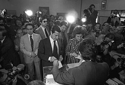 Adolfo Suárez y su esposa, Amparo Illana, votando el 15 de junio de 1977.