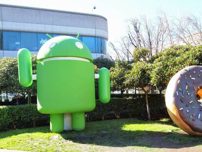 Jardim com figuras em homenagem ao Android na sede do Google.