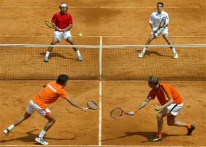 Van Lottum (dcha) y su compañero Verkerk devuelven un golpe a la pareja formada por Nadal y Robredo.