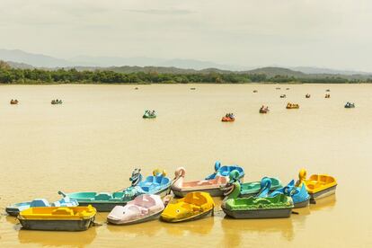 Barcos de lazer no lago Sukhna, aos pés do Himalaia. Le Corbusier contou com a ajuda de um engenheiro para criá-lo em 1958 represando um rio.