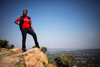 La escaladora sudafricana Saray Khumalo observa Johannesburgo desde un alto el pasado 30 de enero de 2020.