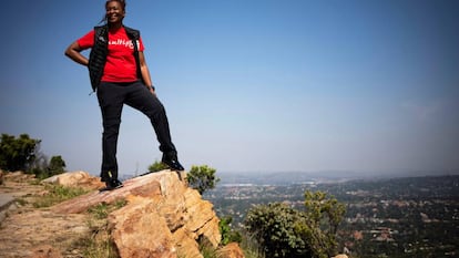 La escaladora sudafricana Saray Khumalo observa Johannesburgo desde un alto el pasado 30 de enero de 2020.