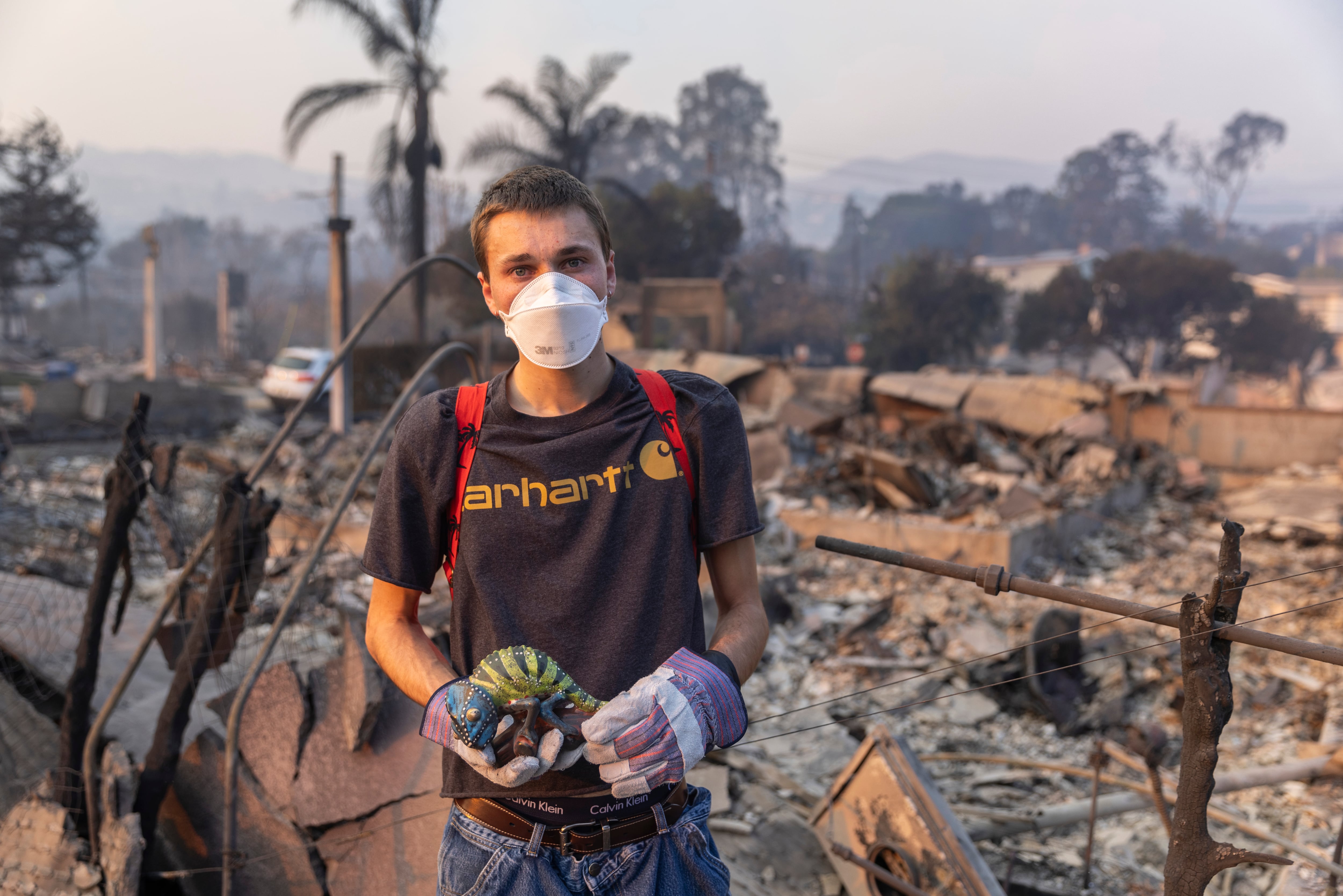 Caden Eckhoff, de 20 años, en su casa, en la que vivía con sus padres en Pacific Palisades, de donde ha rescatado este camaleón de cerámica.