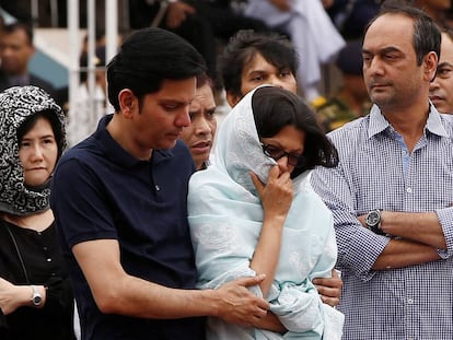 Familiares de uno de los asesinados en el atentado de Dacca, en una ceremonia por su memoria este lunes en la capital de Banglad&eacute;s.