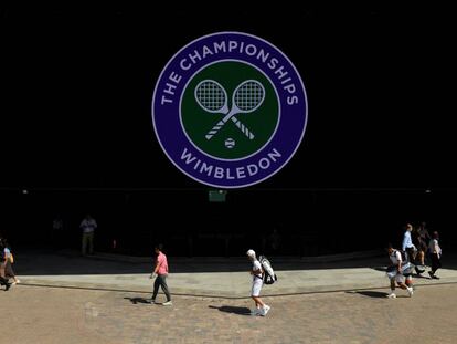 Un logo gigante preside una de las calles del complejo de Wimbledon.