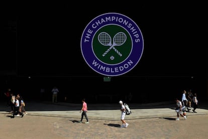 Un logo gigante preside una de las calles del complejo de Wimbledon.