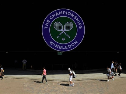 Un logo gigante preside una de las calles del complejo de Wimbledon.