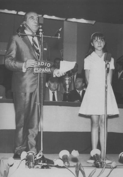 Una jovencísima Mari Pili Cuesta (en el futuro Ana Belén), con el presentador Bobby Deglané, en los estudios de Radio España, en 1961.