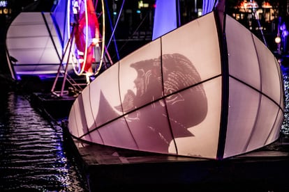 Imagen de Drácula en el río de Dublín durante el festival Bram Stoker.