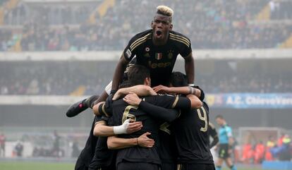 Morata celebra uno de sus goles al Chievo rodeado por sus compañeros. 