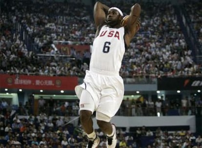 El estadounidense LeBron James se prepara para machacar la canasta de Rusia durante el partido de ayer en Shanghai.