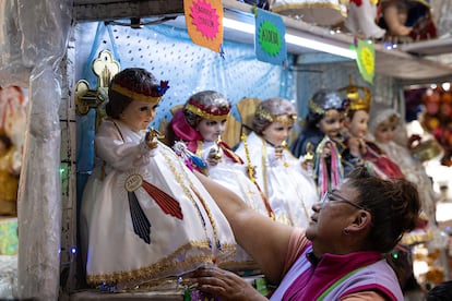 El niño Dios se compra desnudo y se viste con prendas que se asemejen a la de una imagen sagrada.