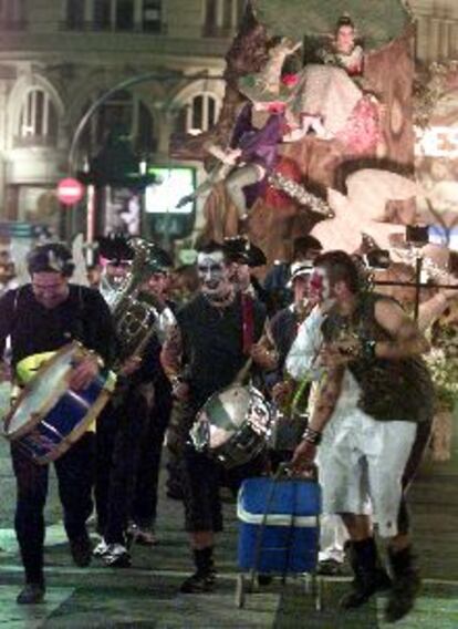 Participantes de la Cabalgata del ninot, anoche.