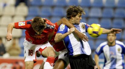 Galán y Paz luchan por el balón