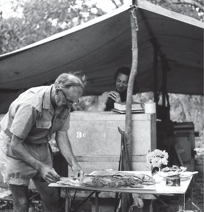 El naturalista Gerd Heinrich (detrás su esposa Hildegarde), haciendo trabajo de campo.