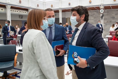 El presidente de la Región de Murcia, Fernando López Miras, conversa con la vicepresidenta Isabel Franco y con el portavoz del PP en la Asamblea Regional de Murcia, Joaquín Segado, este miércoles.