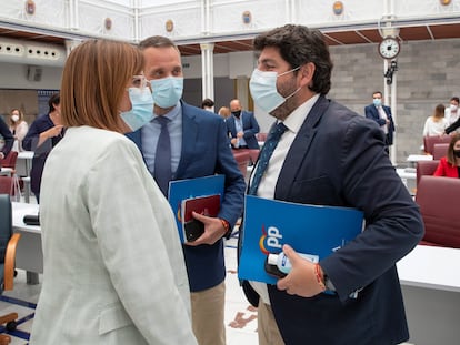 El presidente de Murcia, Fernando López Miras, con la vicepresidenta Isabel Franco y el portavoz del PP en la Asamblea Regional, Joaquín Segado, el 2 de junio.