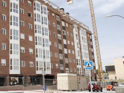 Un conjunto de viviendas en la finalización de la construcción.