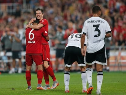 Lewandowski y Thiago se abrazan tras un gol.