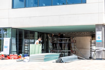 Operaciones trabajan para reposición del techo caído en la entrada de personal del hospital Enfermera Isabel Zendal de Madrid. 