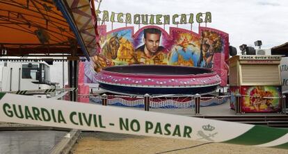 La Guardia Civil acordona la zona de la atracción en la que murió la niña.