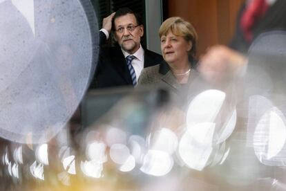 La canciller alemana, Angela Merkel, y el presidente del Gobierno español, Mariano Rajoy llegan a la reunión de gabinete conjunta alemán y español en la Cancillería en Berlín.