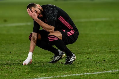 Benzema se lamenta durante el partido en el Martínez Valero.